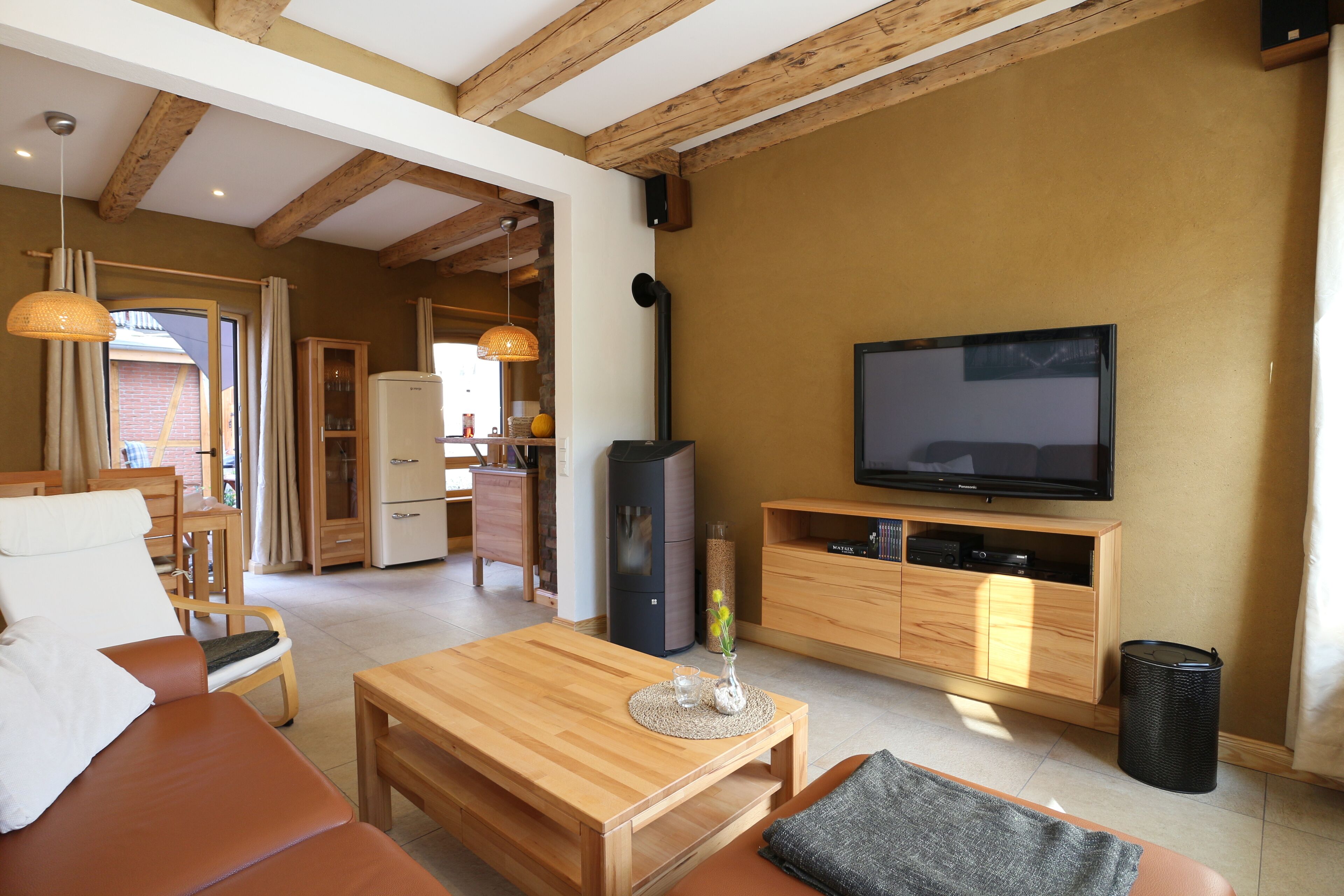 Fernseher, Kamin, DVD-Player, Bücher