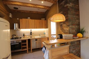 Frigorifero, forno, piano cottura, lavastoviglie