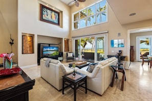 Una Smart TV, un reproductor de DVD, libros, una biblioteca de música