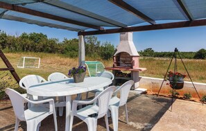 Outdoor dining - Cozy home in Vodnjan with WiFi (Vodnjan)