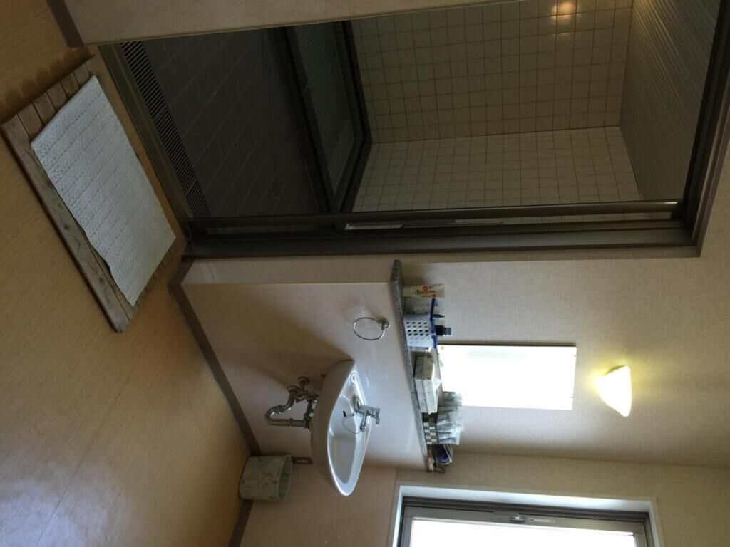 combined shower/bathtub, deep-soaking bathtub, free toiletries