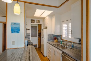 Fridge, microwave, oven, stovetop - Awesome OBO - Oceanfront Mission Beach 3 BR condo with spectacular ocean views (San Diego)
