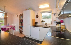 Fridge, microwave, oven, stovetop - Stunning home in Borre with WiFi (Borre)