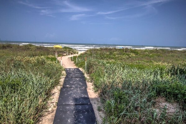 Rannalla, rantapyyhkeitä