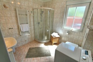 Regadera y papel de baño 