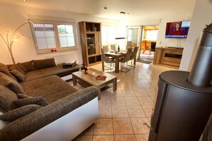 TV, fireplace