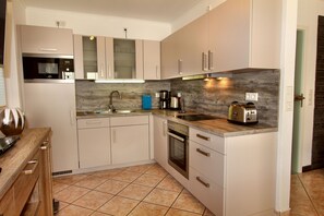 Kühlschrank, Mikrowelle, Ofen, Geschirrspüler