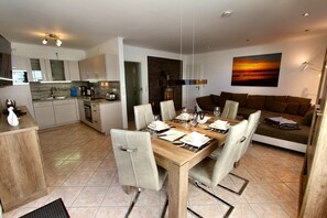 Una cocina moderna con comedor, chimenea y sofá en la sala de estar.