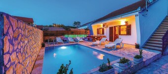 Cozy home in Primorski Dolac with WiFi