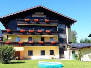 A multi-story building with a sign reading "APPARTMENT" and "Ströbler Frisierstube".