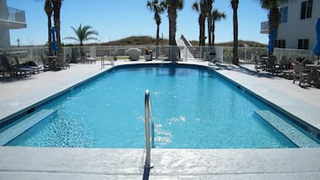 Utendørsbasseng og et oppvarmet basseng