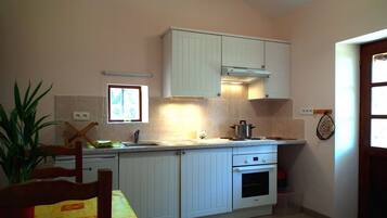 Een koelkast, een microgolfoven, een oven, een kookplaat