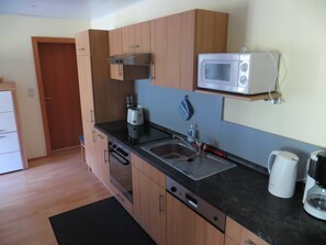 Kühlschrank, Mikrowelle, Ofen, Geschirrspüler
