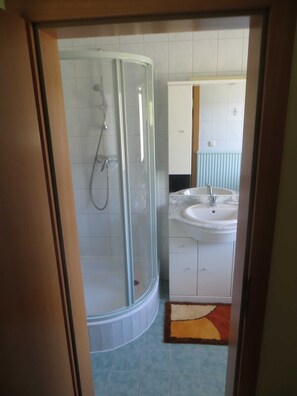 Ducha, secador de pelo, toallas