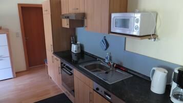 Kühlschrank, Mikrowelle, Ofen, Geschirrspüler