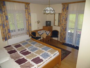 2 bedrooms, in-room safe, desk, WiFi