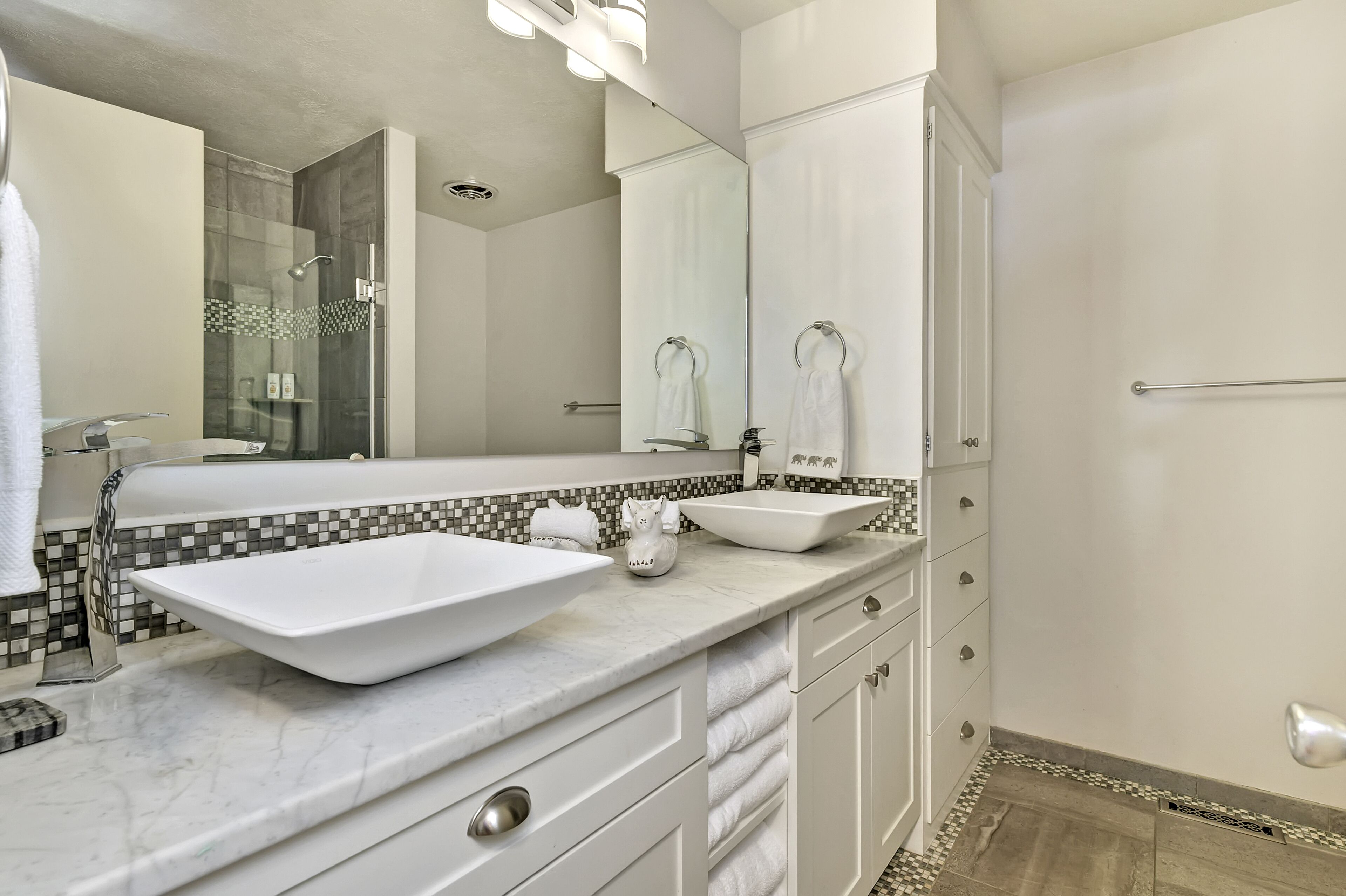 Combined shower/tub, hair dryer, towels, soap