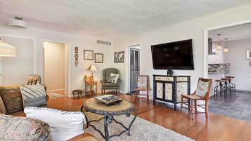 TV connectée, lecteur de DVD, livres