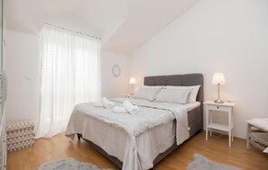 4 bedrooms, travel cot, free WiFi, bed sheets