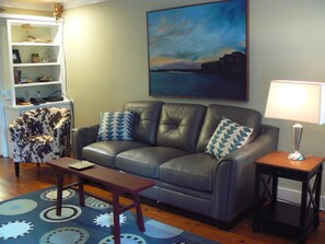 Smart TV, fireplace, DVD player, books - Beaufort in Bloom! Historic District artist's townhouse, WALK EVERYWHERE! (Beaufort)