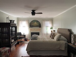 2 bedrooms, desk, iron/ironing board, free WiFi - Beaufort in Bloom! Historic District artist's townhouse, WALK EVERYWHERE! (Beaufort)