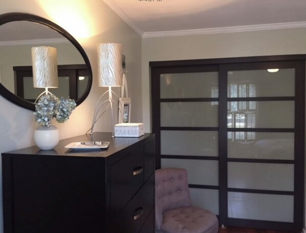 Interior - Beaufort in Bloom! Historic District artist's townhouse, WALK EVERYWHERE! (Beaufort)