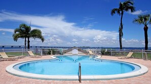 Piscina a l'aire lliure i piscina climatitzada 