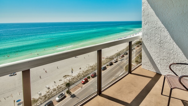 Ein Balkon mit Blick auf Strand und Straße.