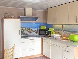 Fridge, microwave - Apartment Schwanenblick (Breege)