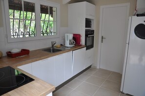 Kjøleskap, mikrobølgeovn, ovn og oppvaskmaskin