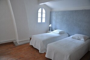 5 chambres, fer et planche Ă repasser