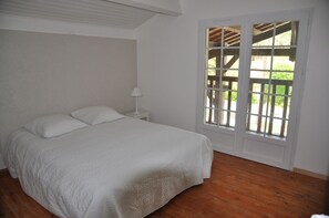 5 chambres, fer et planche à repasser