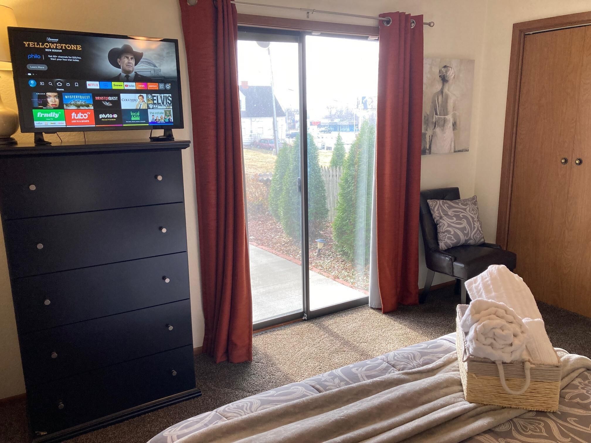 1 habitación, escritorio, tabla de planchar con plancha y cuna de viaje 