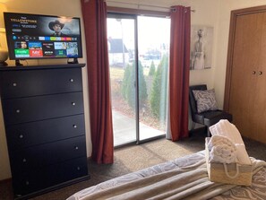 1 室のベッドルーム、デスク、アイロン / アイロン台、旅行用ベビーベッド