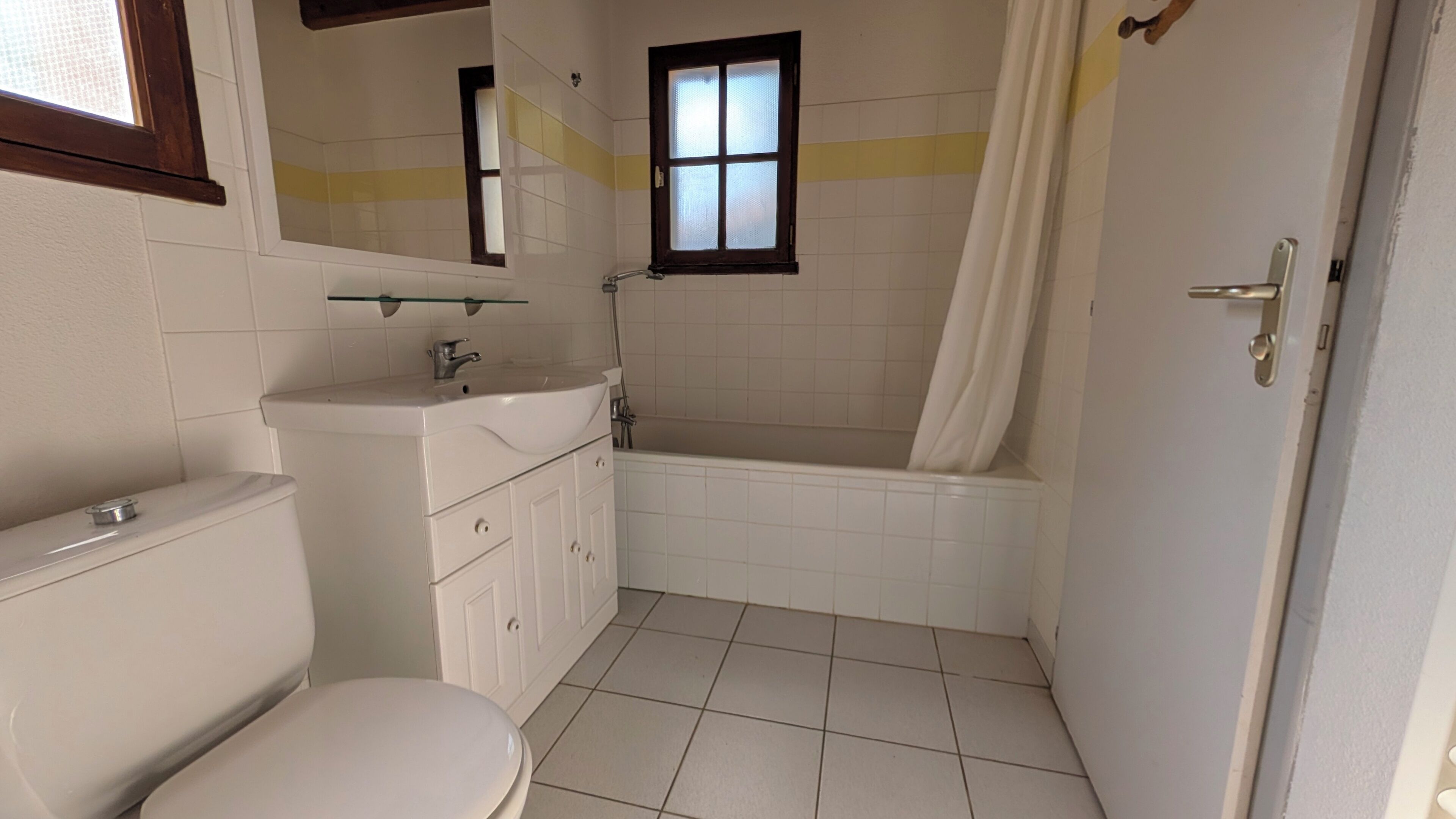 Ensemble douche/baignoire, sèche-cheveux, serviettes fournies, savon
