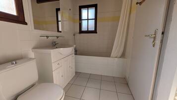 Ensemble douche/baignoire, sèche-cheveux, serviettes fournies, savon