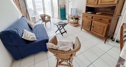 Cozy Beachside Cottage with Garden, 2 Bedrooms, Steps from the Sea