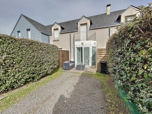 Terrace/patio - Cozy Beachside Cottage with Garden, 2 Bedrooms, Steps from the Sea (Saint-Pair-sur-Mer)