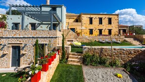 A stone building with a modern extension, a pool, and a well-maintained garden. - Villa complex nearby Rethymno with stunning countryside views! (Rethymno)
