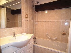 Combined shower/bathtub, hair dryer, towels, soap
