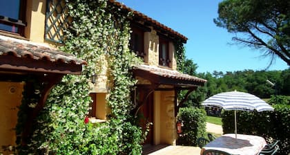 Gite de charme familial en Village de Vacances **** piscine, tennis, bar, etc.