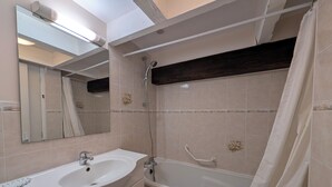 A bathroom with a sink, mirror, shower, and bathtub. - Charming family cottage in Holiday Resort **** swimming pool, tennis, bar, etc. (Gavaudun)