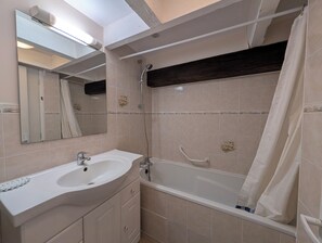 A bathroom with a sink, mirror, shower, and bathtub. - Charming family cottage in Holiday Resort **** swimming pool, tennis, bar, etc. (Gavaudun)