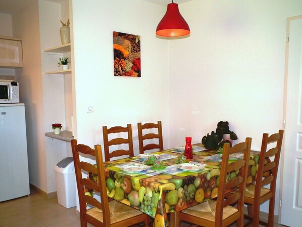 Dining - Quiet house with beautiful view in unique Holiday Resort **** in Dordogne-Lot (Gavaudun)