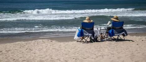 Espreguiçadeiras, toalhas de praia