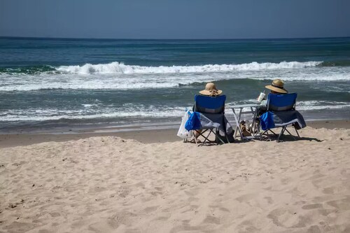 Beautiful 2 BR Beachside Condo with Heated Pool Close to Everything Carpinteria!