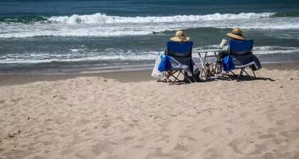 Beautiful 2 BR Beachside Condo with Heated Pool Close to Everything Carpinteria!