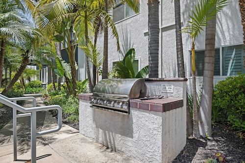 Snowbirds! 2 BR Condo Across the Street from Beach Heated Pool - 28 Day Special!