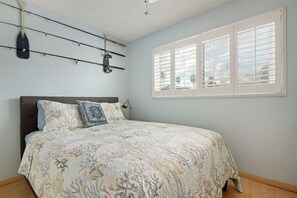 2 bedrooms, desk, iron/ironing board, travel crib