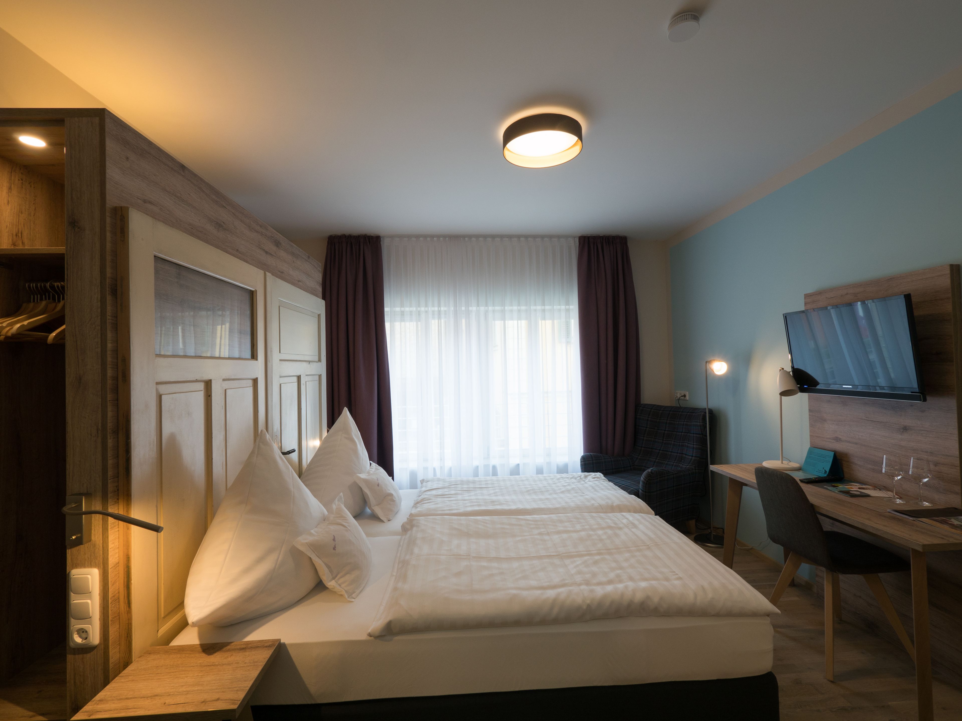 Double Room Single Use (Kabinett) | Desk, soundproofing, free WiFi, bed sheets